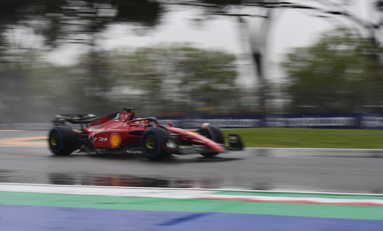 Leclerc y Sainz dominan las libres 1 en Imola