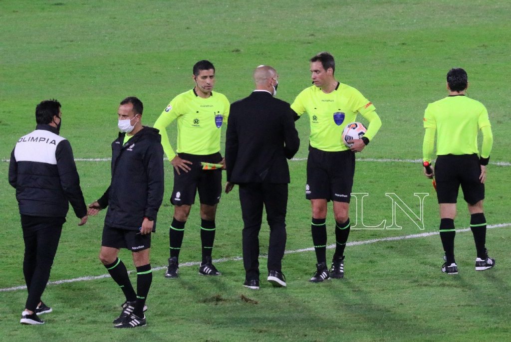 Informe sobre el camino de los árbitros uruguayos al fútbol profesional, la diaria