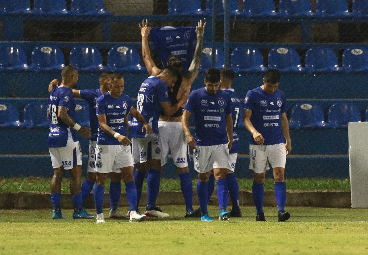 Versus / Sol de América hits the ball and knocks down the Guaraní pointer