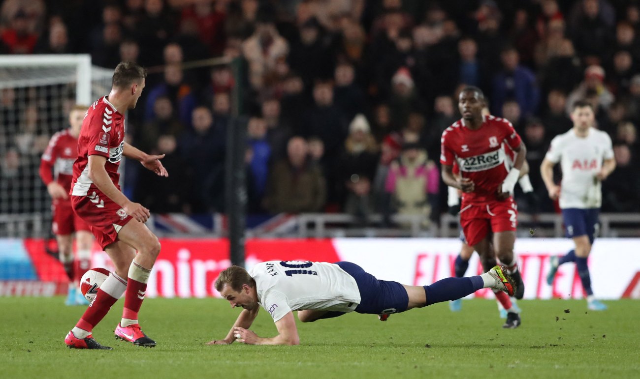 Versus / Tottenham eliminated from the FA Cup against a second division team