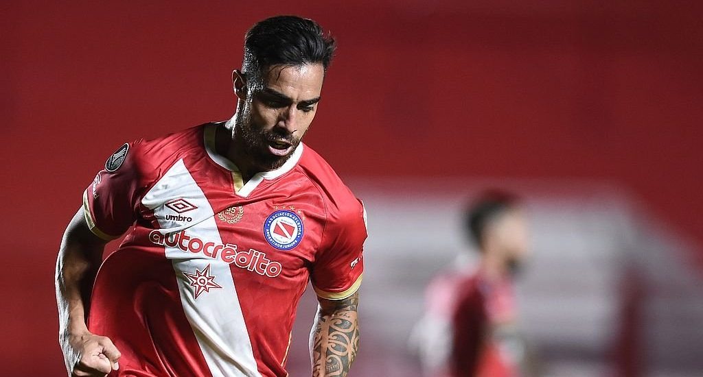 Versus / Gabriel Ávalos anota, pero Argentinos Juniors cae ante Defensa y Justicia