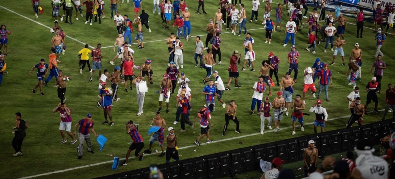Versus / Choque entre hinchas en un estadio de fútbol deja un muerto en Colombia