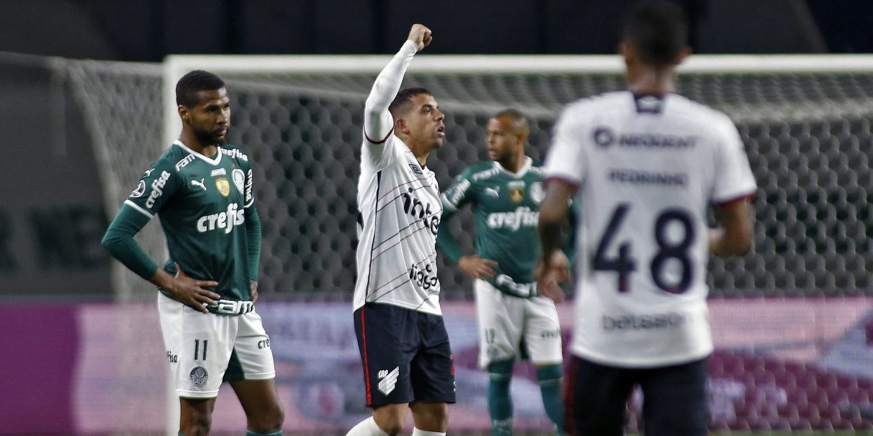 Versus / A pesar del gol de Gómez, Paranaense elimina al bicampeón Palmeiras y está en la final