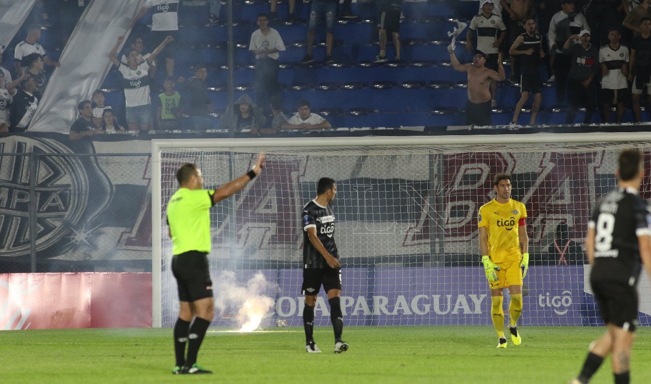 Versus / ¡Escándalo! El partido entre Libertad y Olimpia fue suspendido