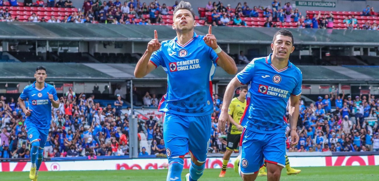 Versus / Ángel Romero, figura y goleador en la victoria del Cruz Azul