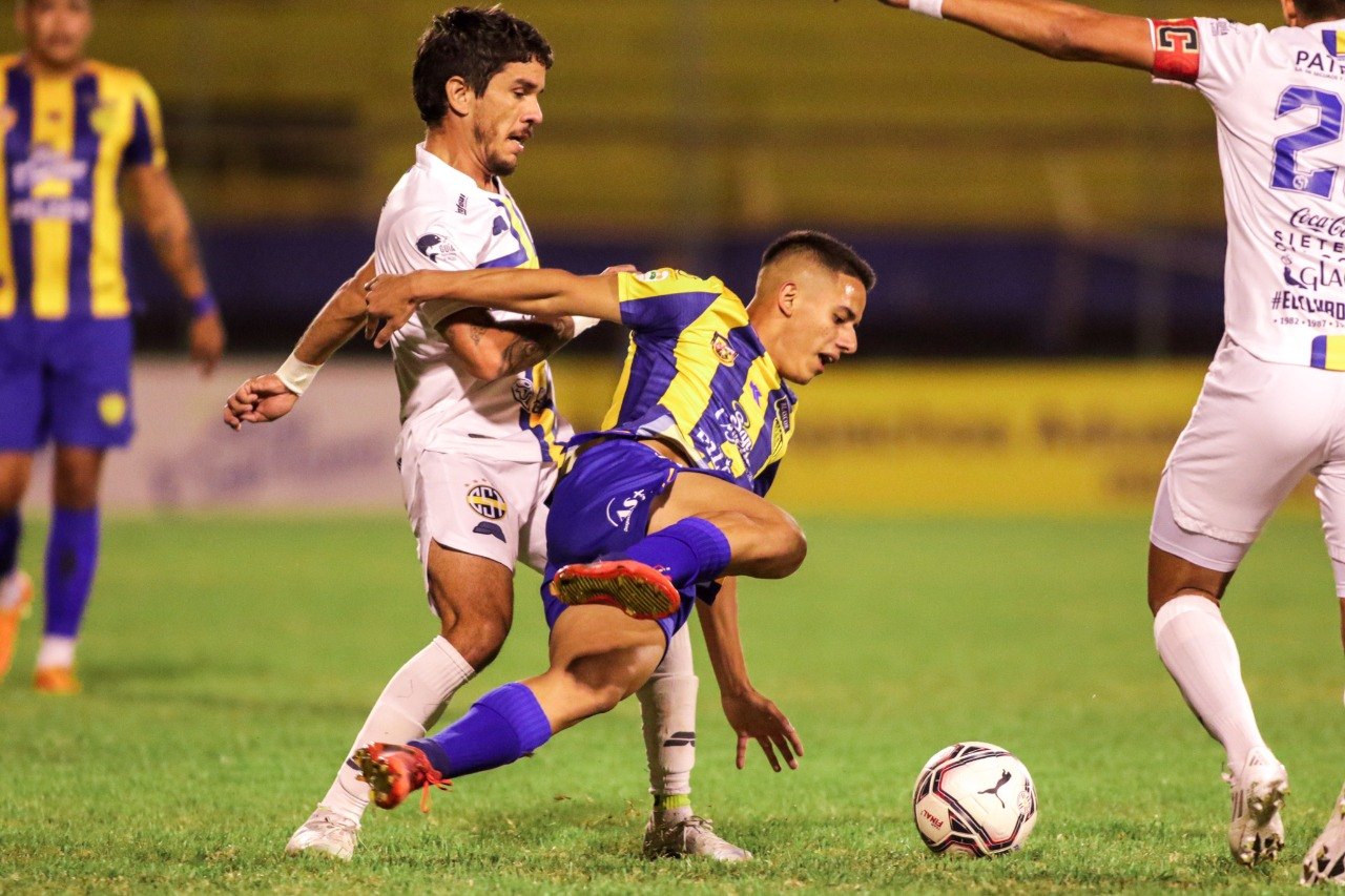 Versus / Luqueño y Trinidense empataron y sigue todo igual arriba en la Intermedia