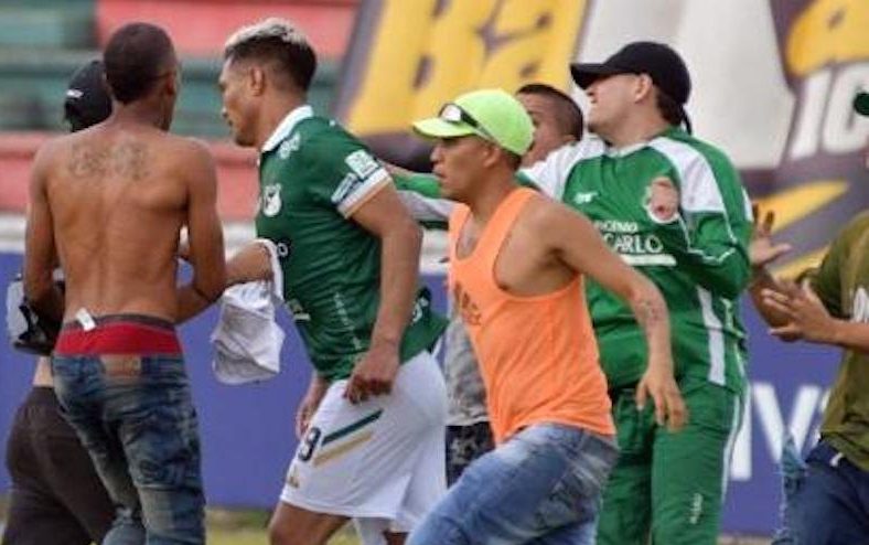 Versus / Hinchas del Deportivo Cali invaden campo y agreden a Teo Gutiérrez