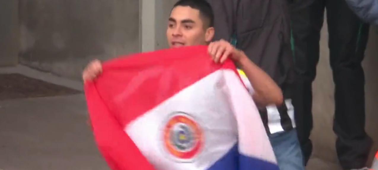 El emotivo festejo de Miguel Almirón besando la bandera paraguaya