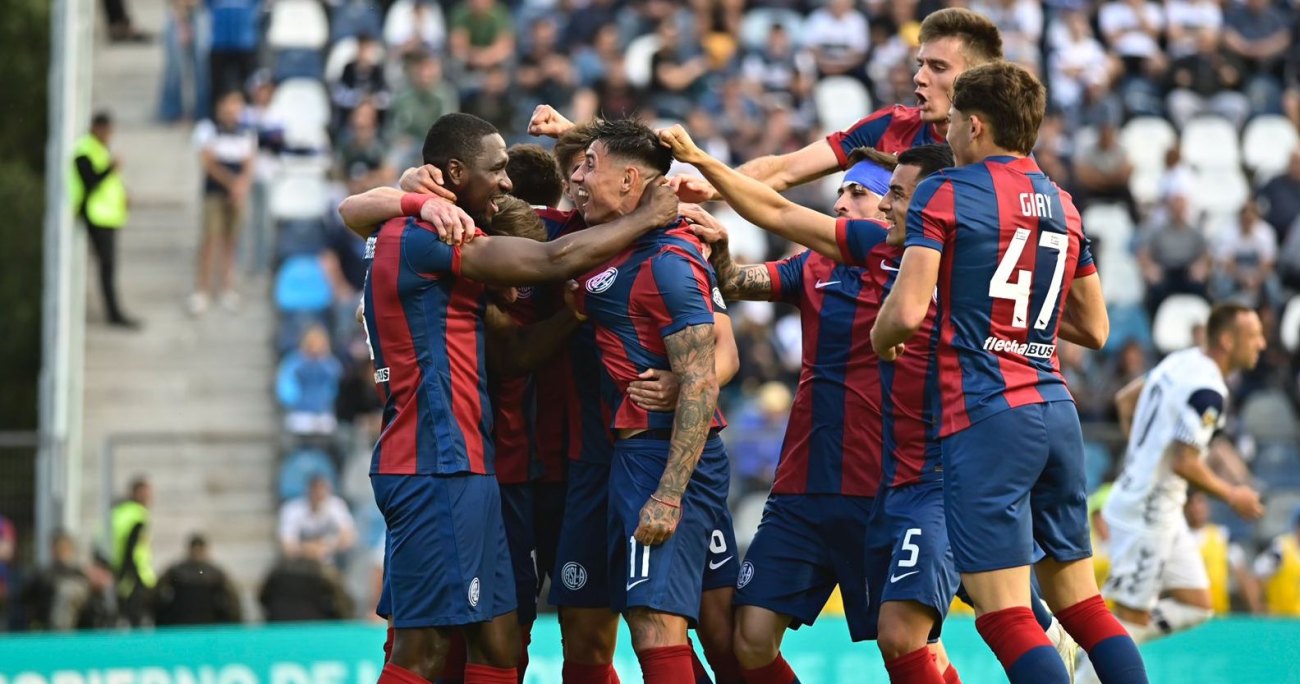 ¡Una poesía! El gol espectacular de Adam Bareiro que maravilla a todos