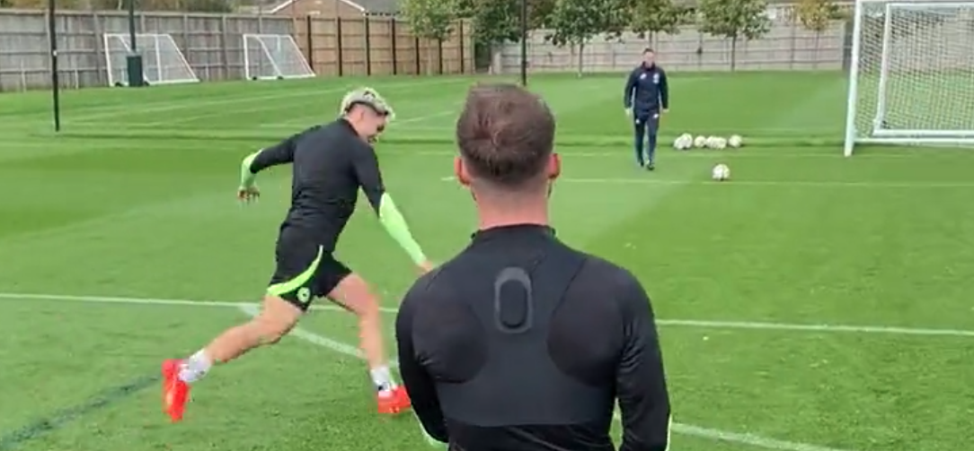 El duelo entre Julio Enciso y Alexis Mac Allister en el entrenamiento del Brighton