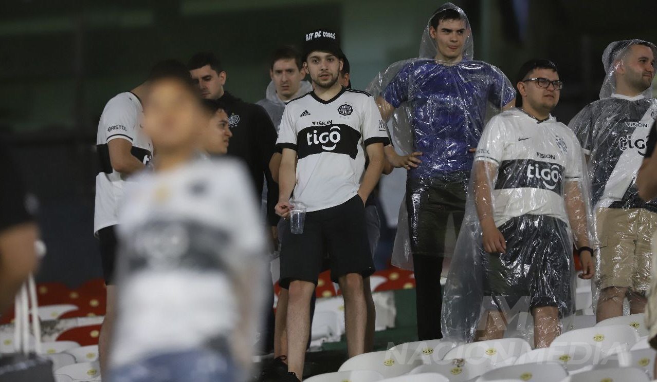 La reacción de los hinchas por el atípico horario de Resistencia-Olimpia