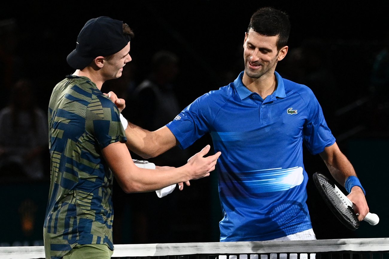 Holger Rune sorprende a Djokovic y lo derrota en la final de París-Bercy