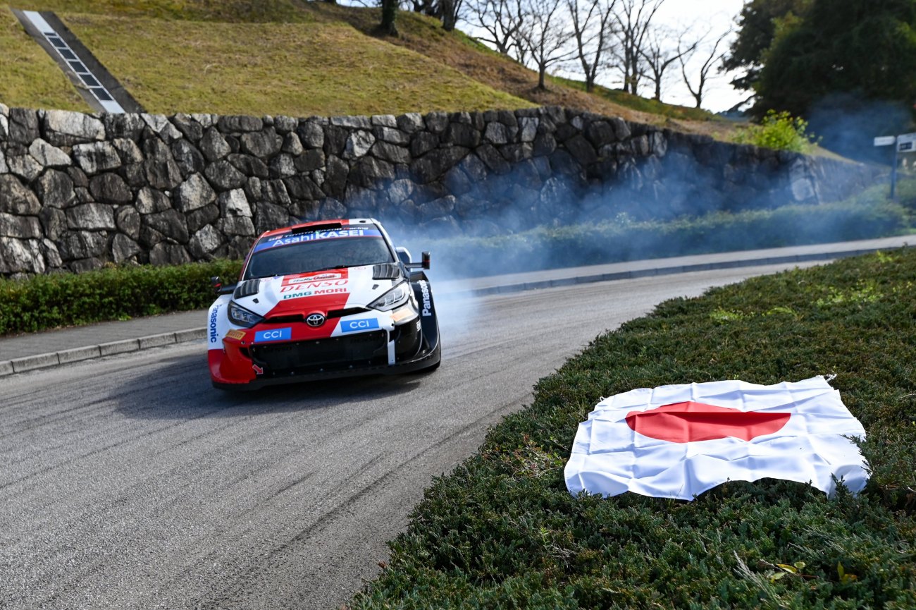 Evans arriba en la etapa 1 en el Rally de Japón con Zaldívar cuarto en su clase