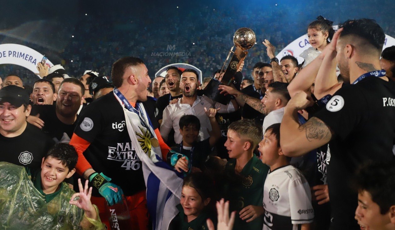 Julio Cáceres, tres veces campeón en solo un año como DT de Olimpia