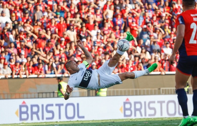 El golazo de Richard Ortiz en el superclásico, elegido por la APF como el mejor del año