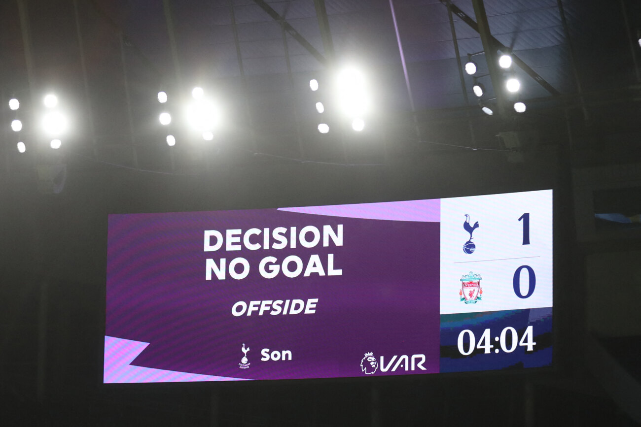 En la Premier League podría retransmitirse el audio VAR en vivo durante los partidos