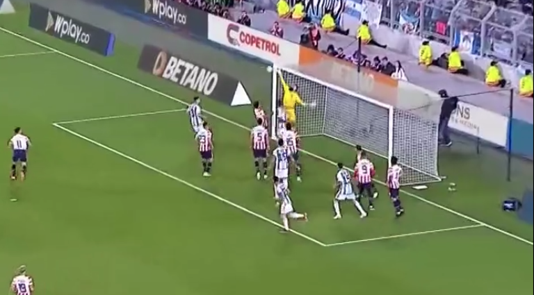 Conmebol destaca el "casi gol olímpico" de Messi ante Paraguay