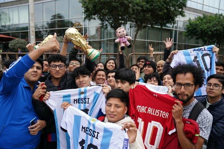 ¡Insólito! Peruanos se "volvieron locos" por la Selección Argentina en Lima