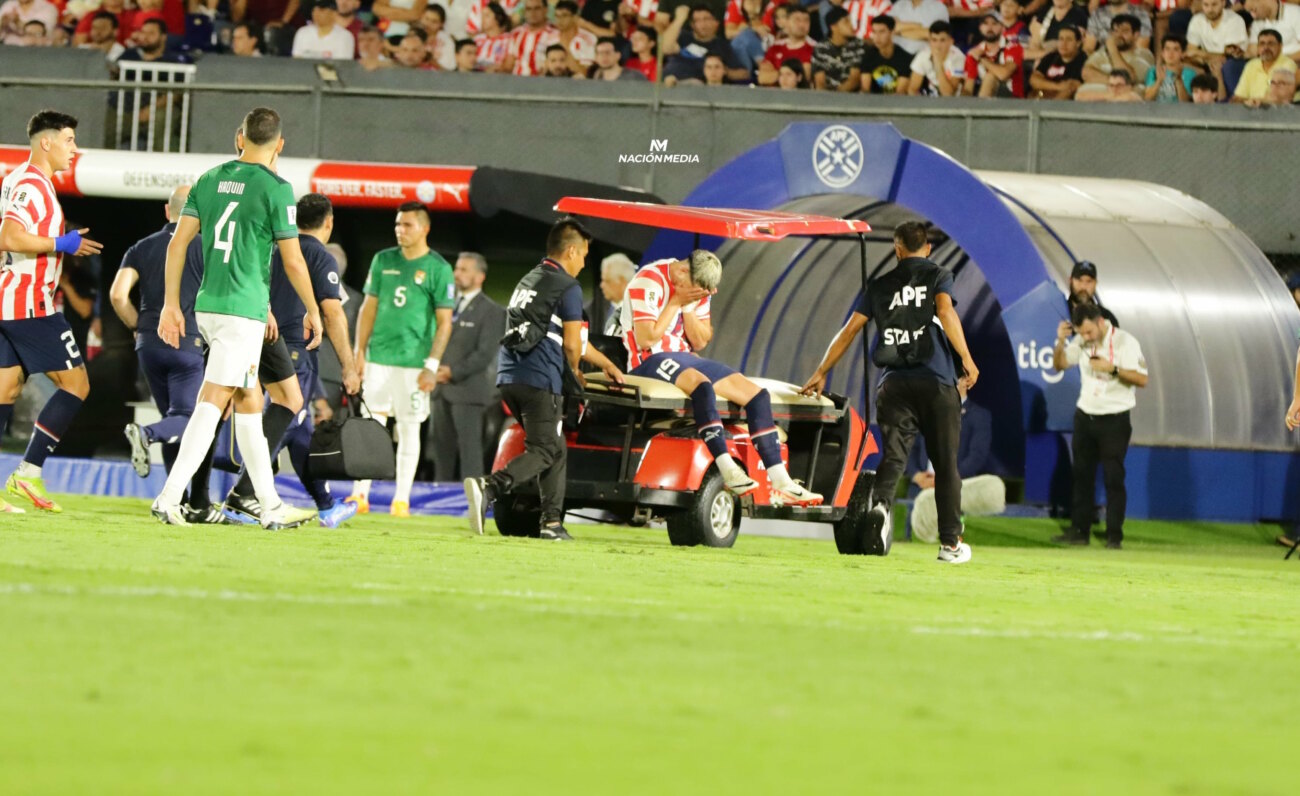 ¡Una lástima! Llorando y con mucho dolor, Ramón Sosa se retiró del partido